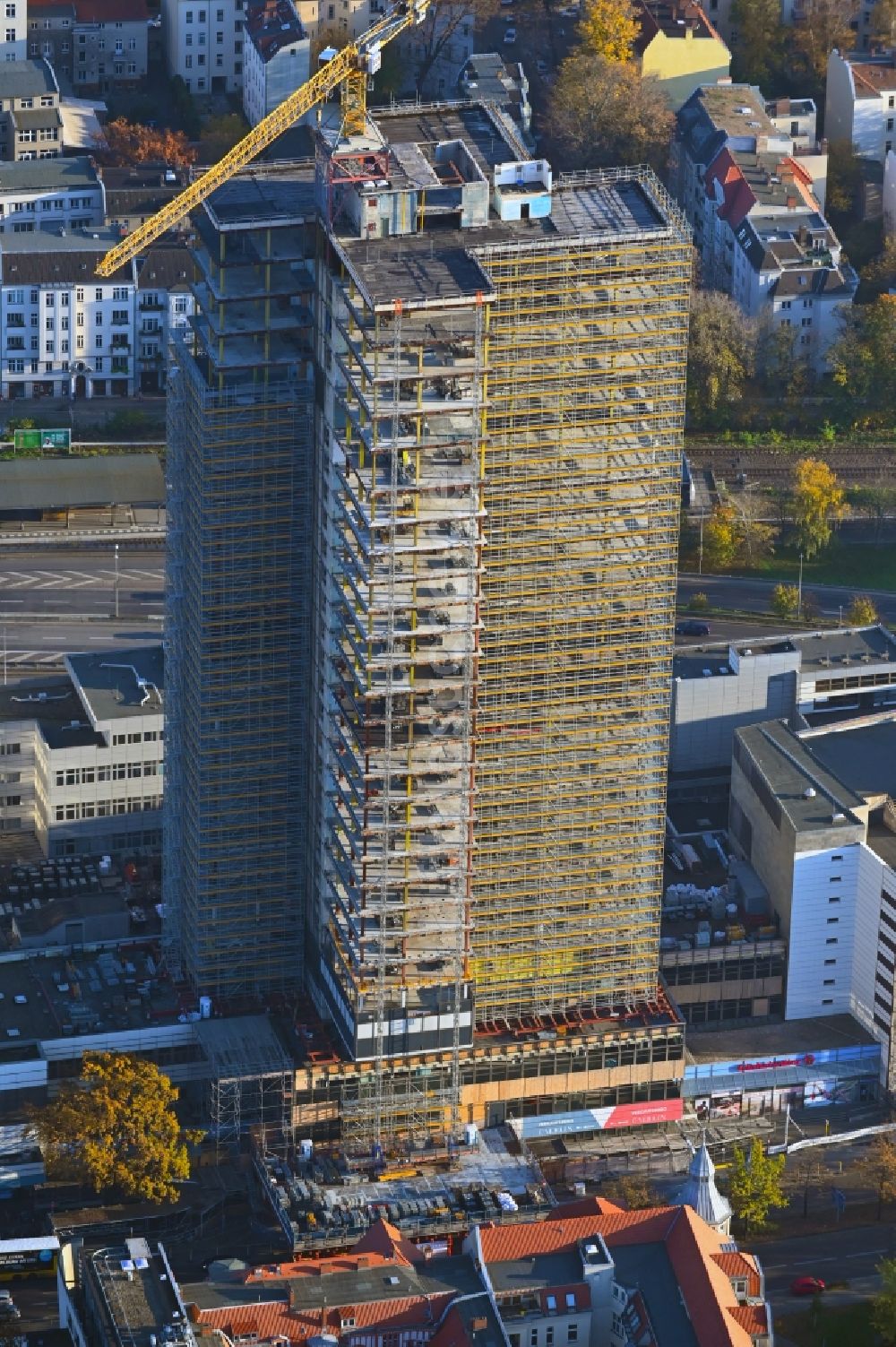 Luftaufnahme Berlin - Umbau Hochhaus- Gebäude Steglitzer Kreisel im Bezirk Steglitz in Berlin