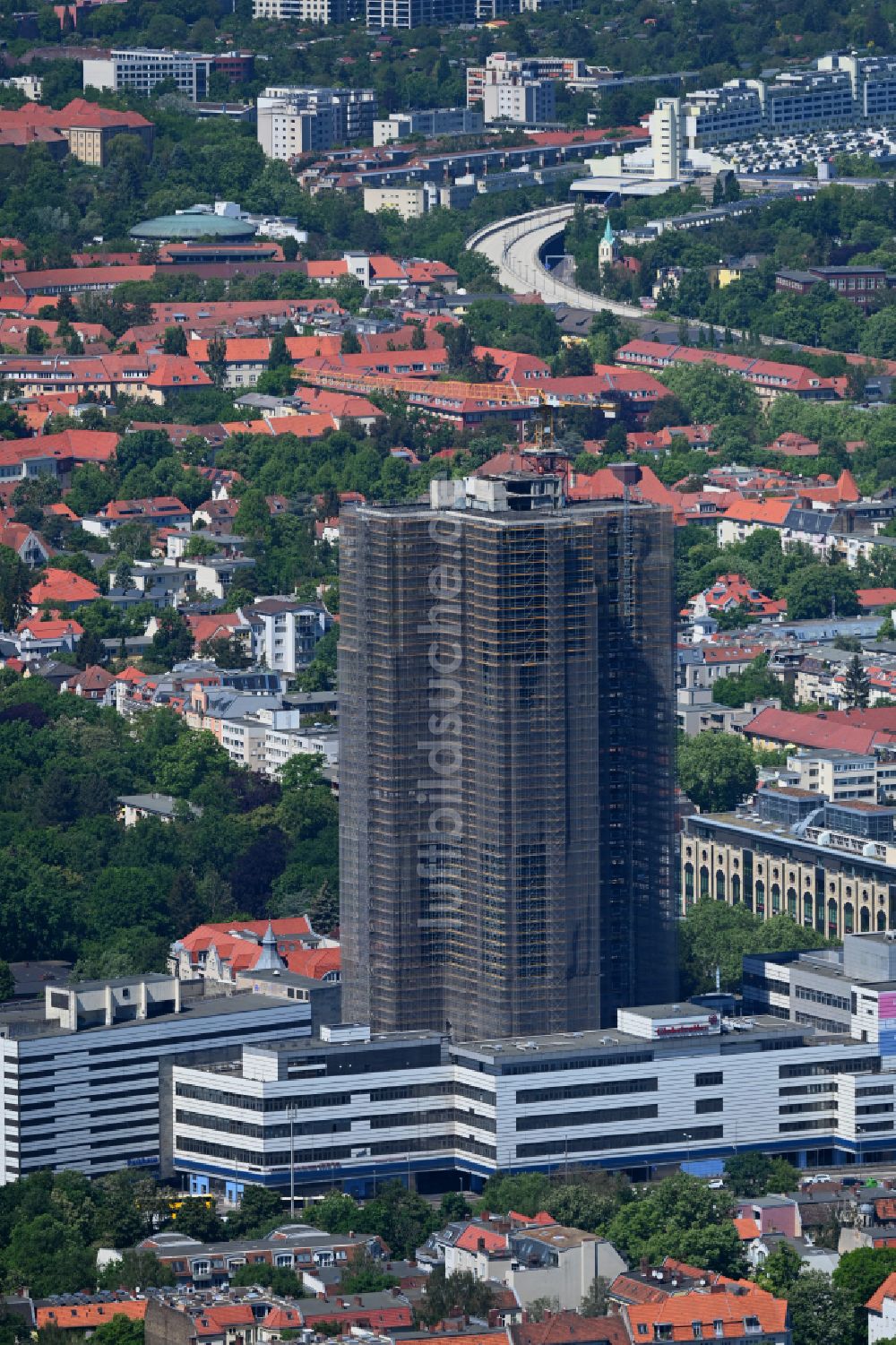 Luftbild Berlin - Umbau Hochhaus- Gebäude Steglitzer Kreisel im Bezirk Steglitz in Berlin