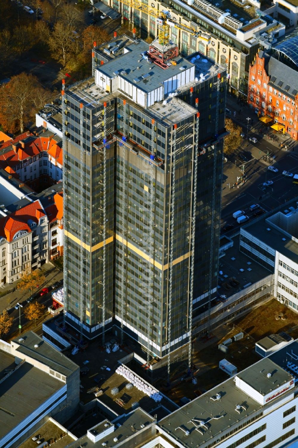 Berlin von oben - Umbau Hochhaus- Gebäude Steglitzer Kreisel an der Schloßstraße im Bezirk Steglitz in Berlin