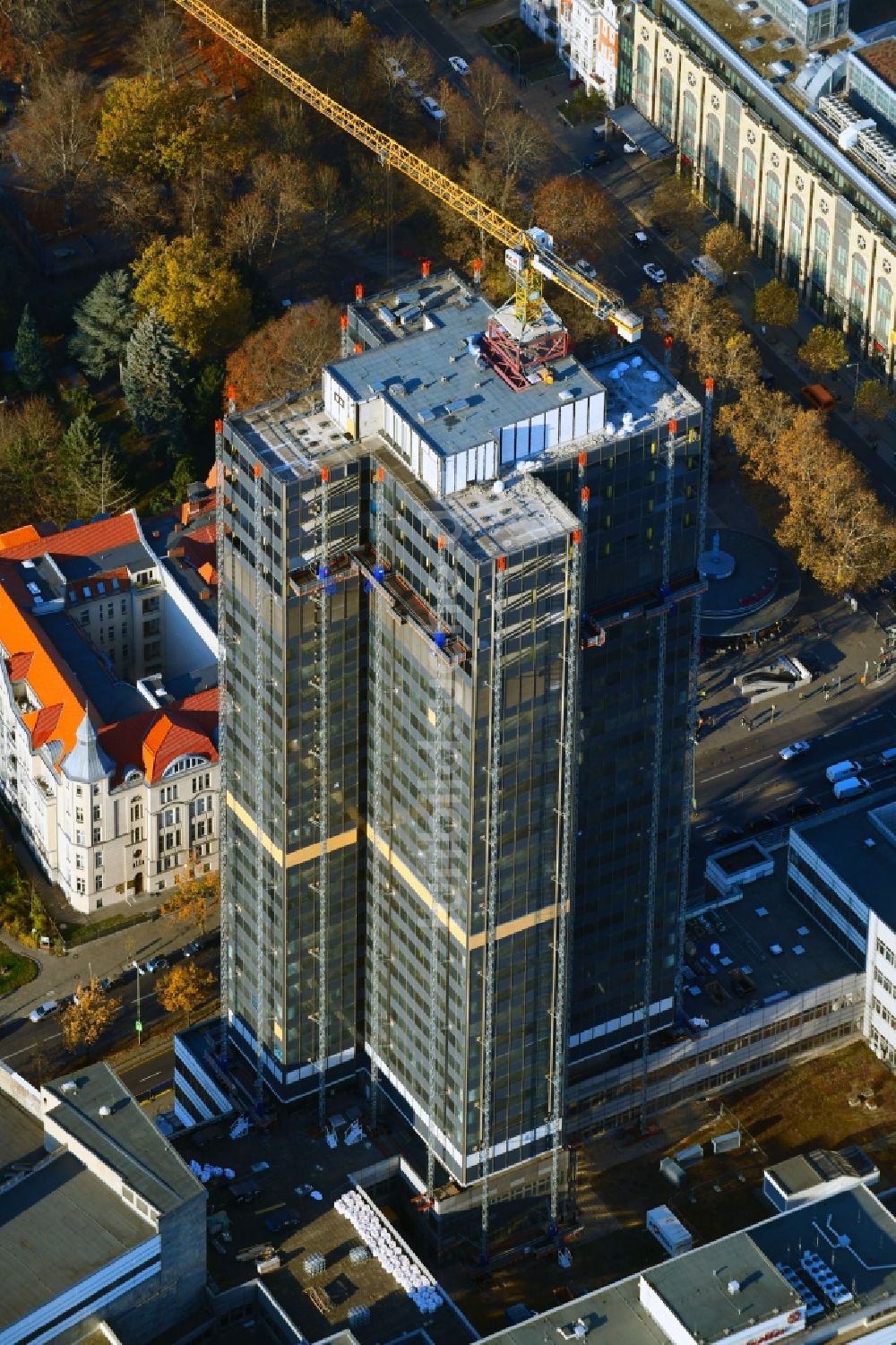 Berlin aus der Vogelperspektive: Umbau Hochhaus- Gebäude Steglitzer Kreisel an der Schloßstraße im Bezirk Steglitz in Berlin