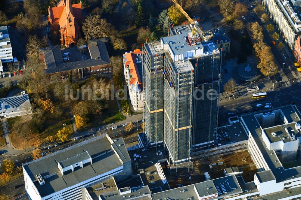 Luftbild Berlin - Umbau Hochhaus- Gebäude Steglitzer Kreisel an der Schloßstraße im Bezirk Steglitz in Berlin