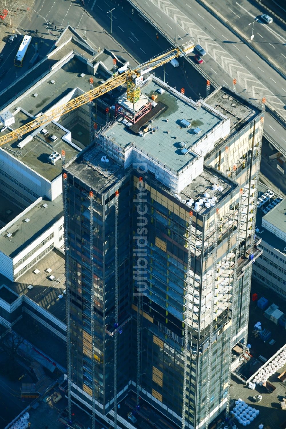 Berlin aus der Vogelperspektive: Umbau Hochhaus- Gebäude Steglitzer Kreisel an der Schloßstraße im Bezirk Steglitz in Berlin