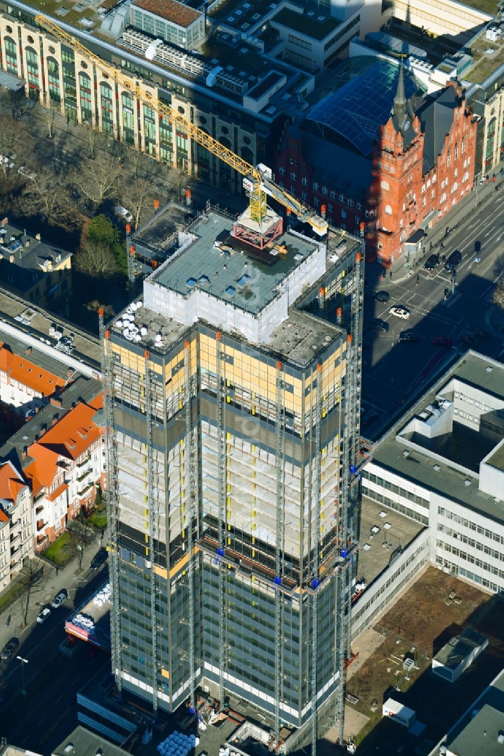 Berlin von oben - Umbau Hochhaus- Gebäude Steglitzer Kreisel an der Schloßstraße im Bezirk Steglitz in Berlin