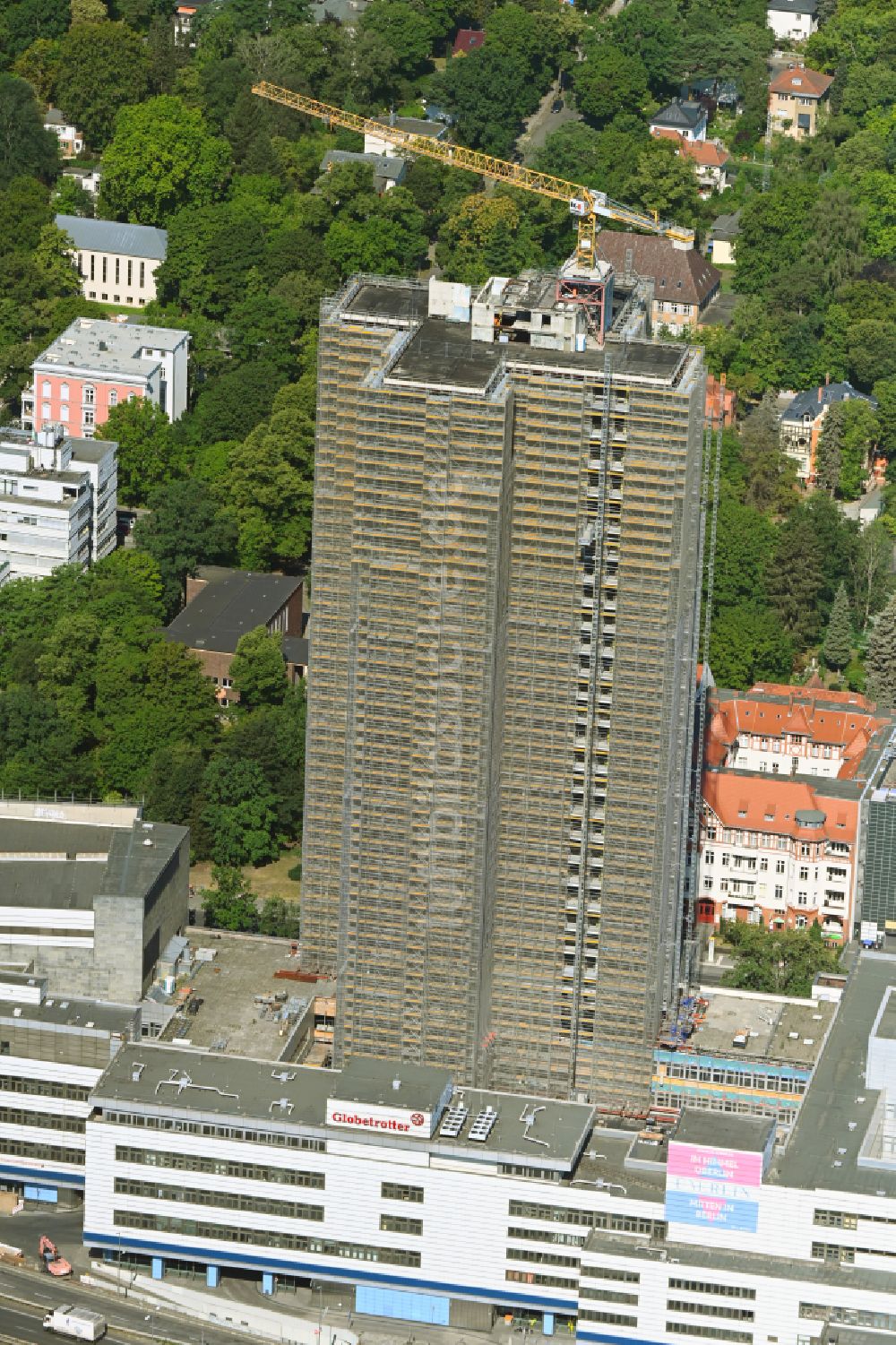Luftaufnahme Berlin - Umbau Hochhaus- Gebäude Steglitzer Kreisel an der Schloßstraße im Bezirk Steglitz in Berlin