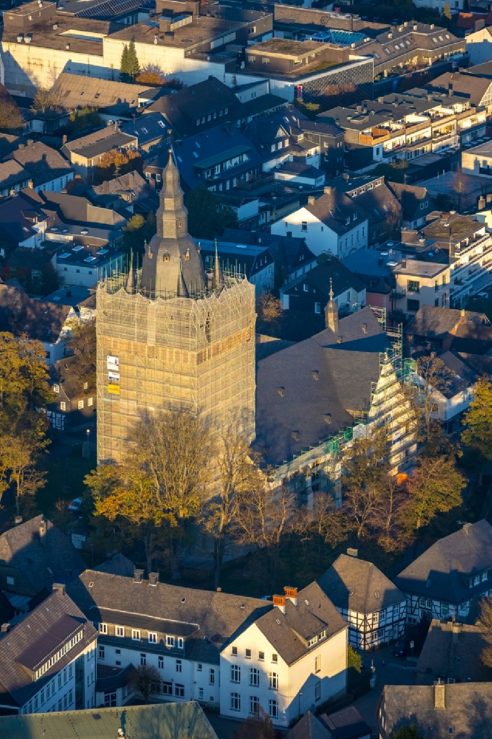 Brilon von oben - Umbau eines Kirchengebäudes der Probsteikirche in Brilon im Bundesland Nordrhein-Westfalen, Deutschland