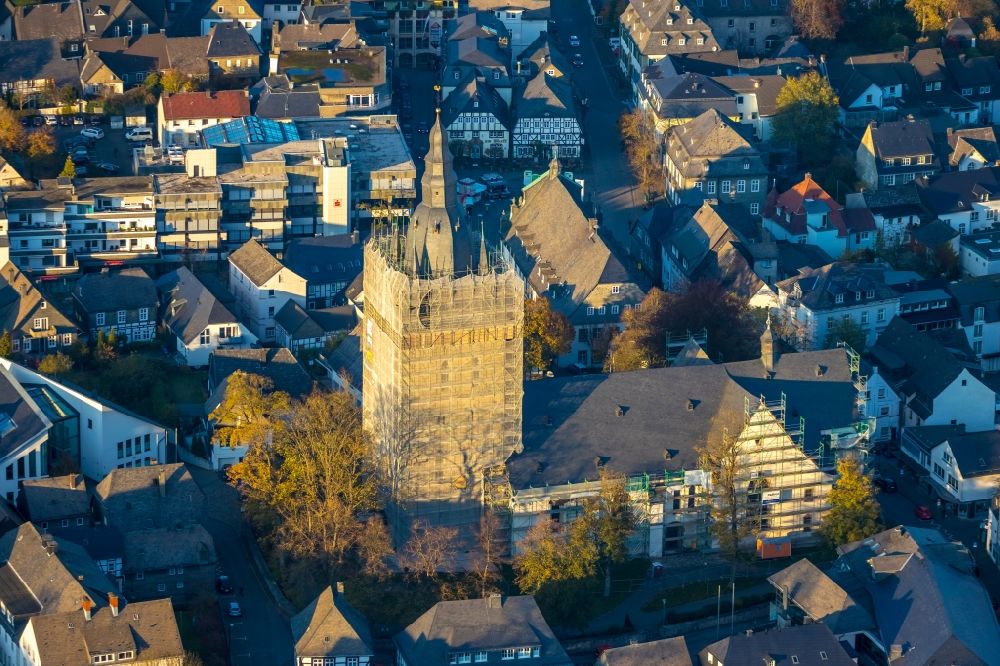 Brilon aus der Vogelperspektive: Umbau eines Kirchengebäudes der Probsteikirche in Brilon im Bundesland Nordrhein-Westfalen, Deutschland