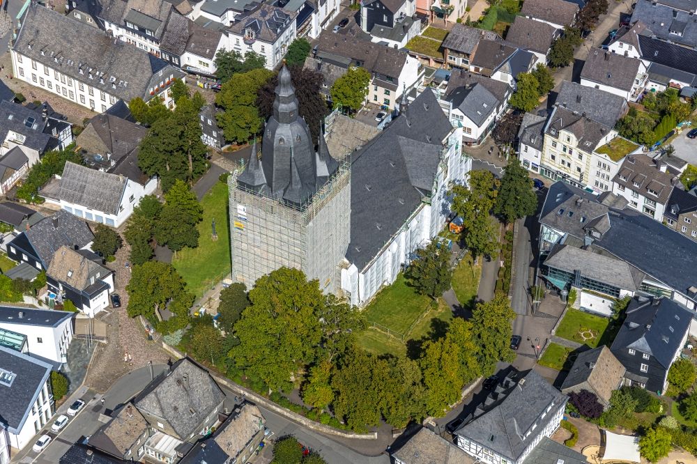 Brilon von oben - Umbau eines Kirchengebäudes der Probsteikirche in Brilon im Bundesland Nordrhein-Westfalen, Deutschland