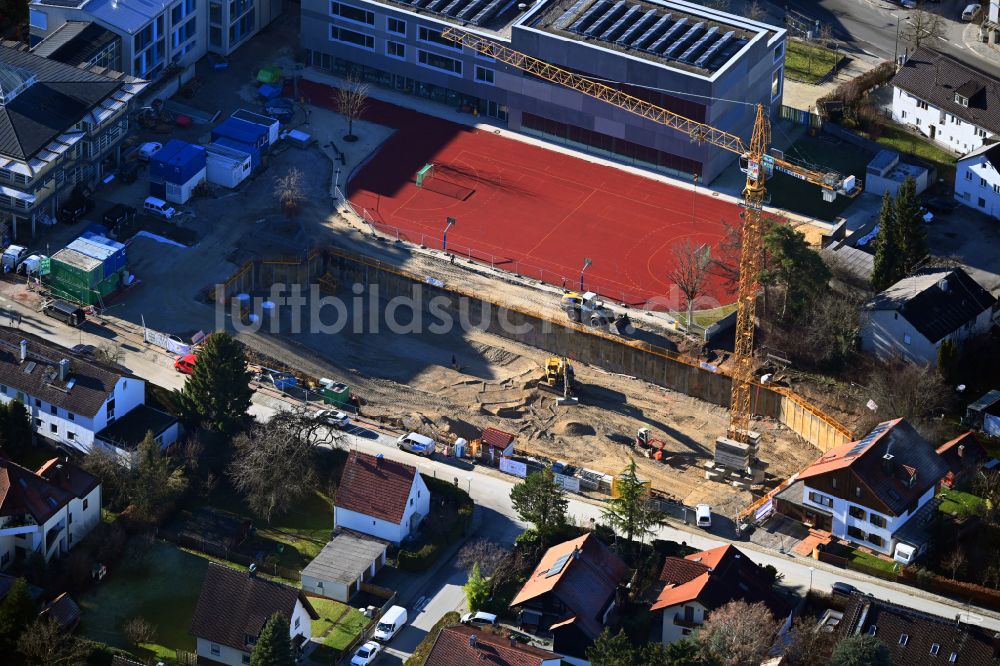 Unterföhring von oben - Umbau und Modernisierung des Schulgebäudes der Grundschule in Unterföhring im Bundesland Bayern, Deutschland