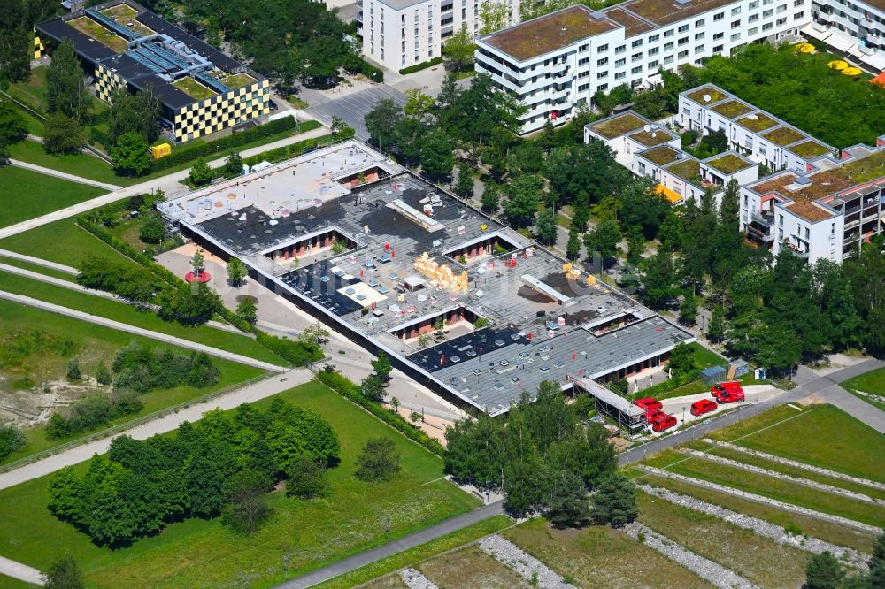 München von oben - Umbau und Modernisierung des Schulgebäudes an der Lehrer-Wirth-Straße in München im Bundesland Bayern, Deutschland