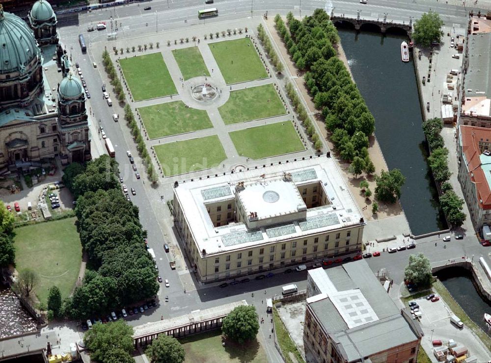 Luftbild Berlin - Umbau- und Rekonstruktionsarbeiten an der Berliner Museumsinsel in Berlin - Mitte.