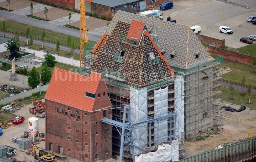 Luftbild Wittenberge - Umbau und Sanierung des Gebäudes der Alte Wittenberger Ölmühle im Hafen in Wittenberge im Bundesland Brandenburg