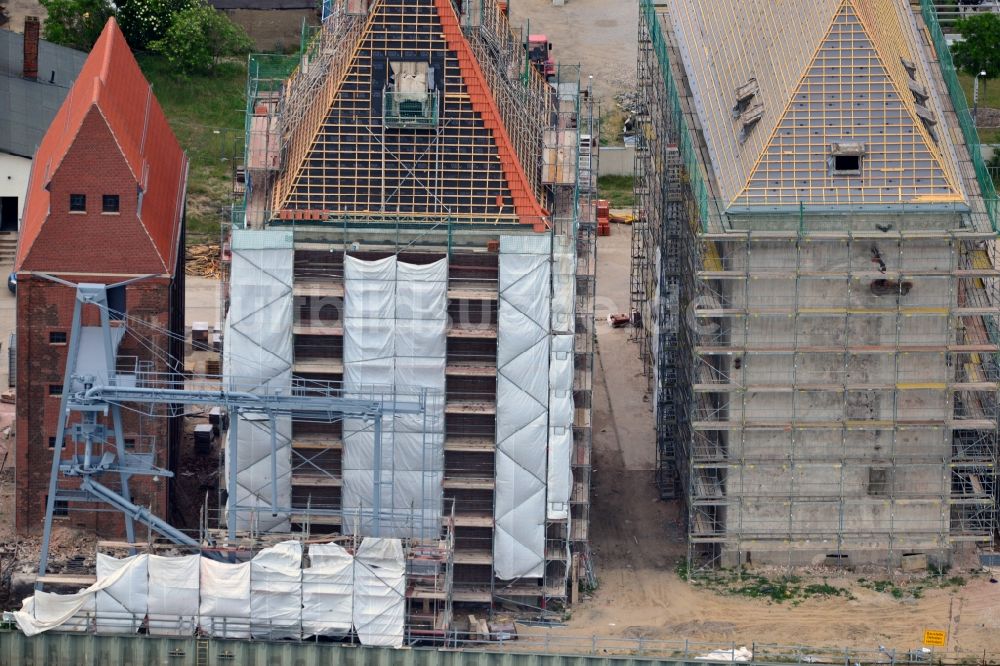 Luftaufnahme Wittenberge - Umbau und Sanierung des Gebäudes der Alte Wittenberger Ölmühle im Hafen in Wittenberge im Bundesland Brandenburg