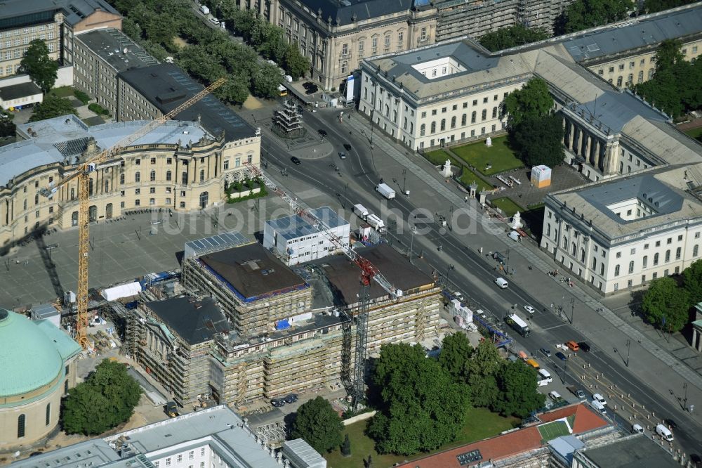 Luftaufnahme Berlin - Umbau und Sanierung des Gebäudes der Staatsoper Unter den Linden in Berlin Mitte am Bebelplatz