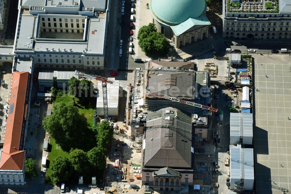 Berlin von oben - Umbau und Sanierung des Gebäudes der Staatsoper Unter den Linden in Berlin Mitte am Bebelplatz