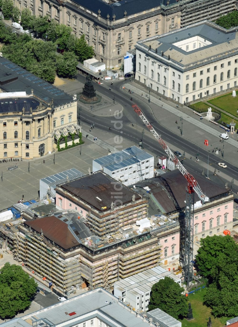 Luftbild Berlin - Umbau und Sanierung des Gebäudes der Staatsoper Unter den Linden in Berlin Mitte am Bebelplatz