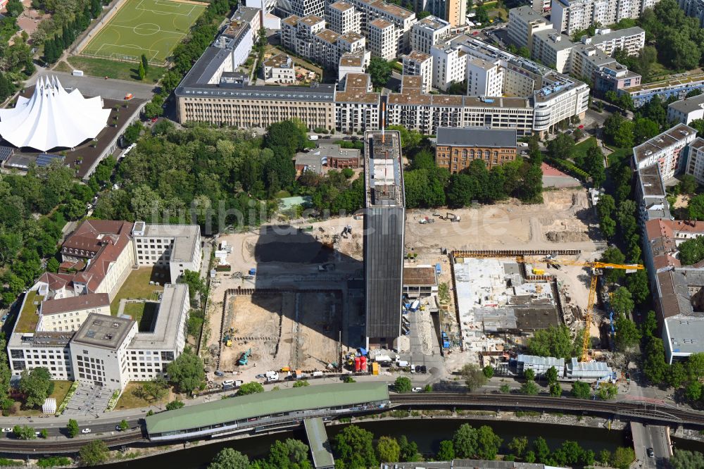 Luftbild Berlin - Umbau und Sanierung des Hochhaus- Gebäude auf dem Postscheckamt-Arealim Ortsteil Kreuzberg in Berlin, Deutschland