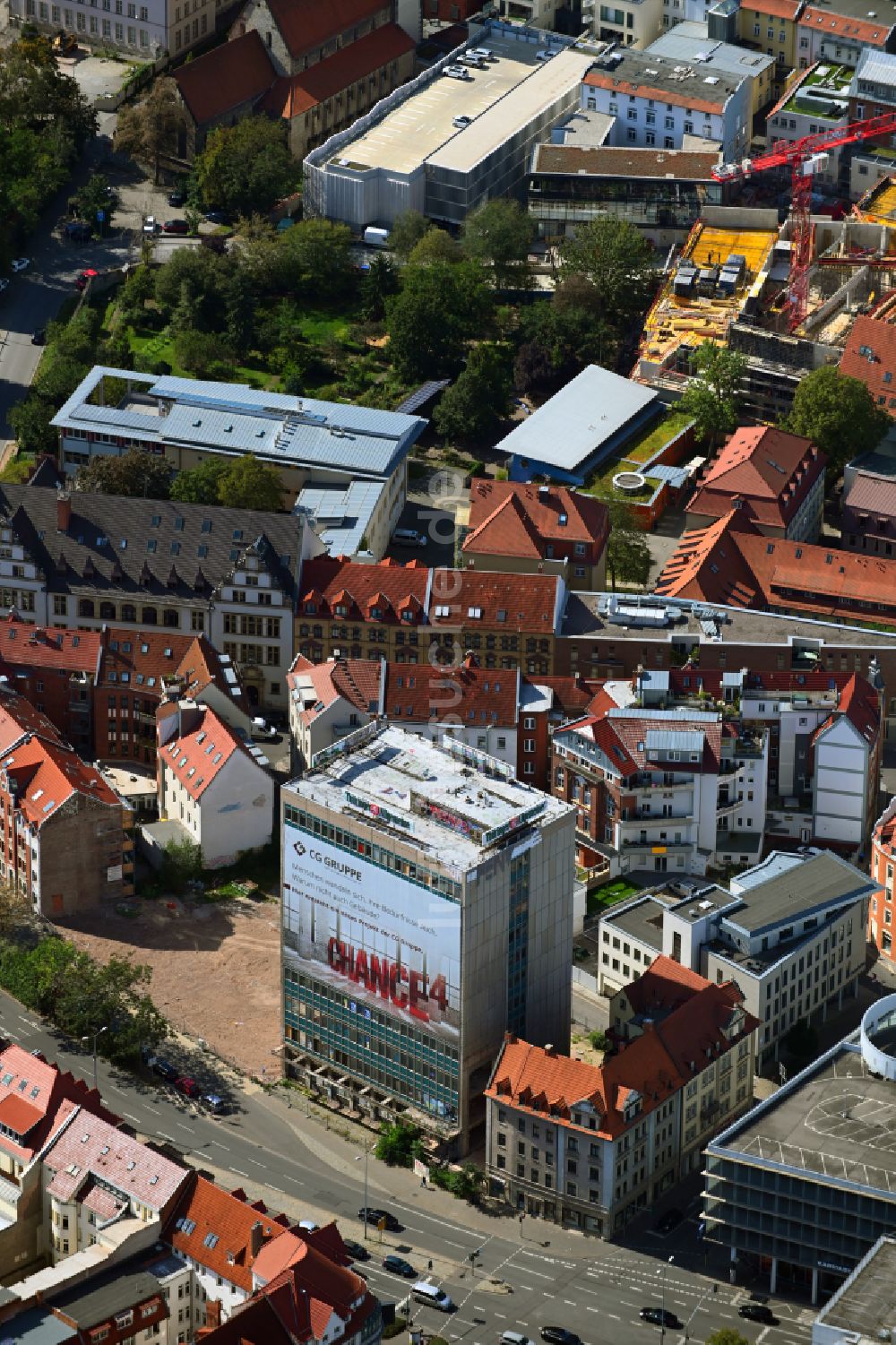 Erfurt von oben - Umbau und Sanierung des Hochhaus- Gebäude CHRONICLE -TA-Hochhaus - Chance 4 in Erfurt im Bundesland Thüringen, Deutschland