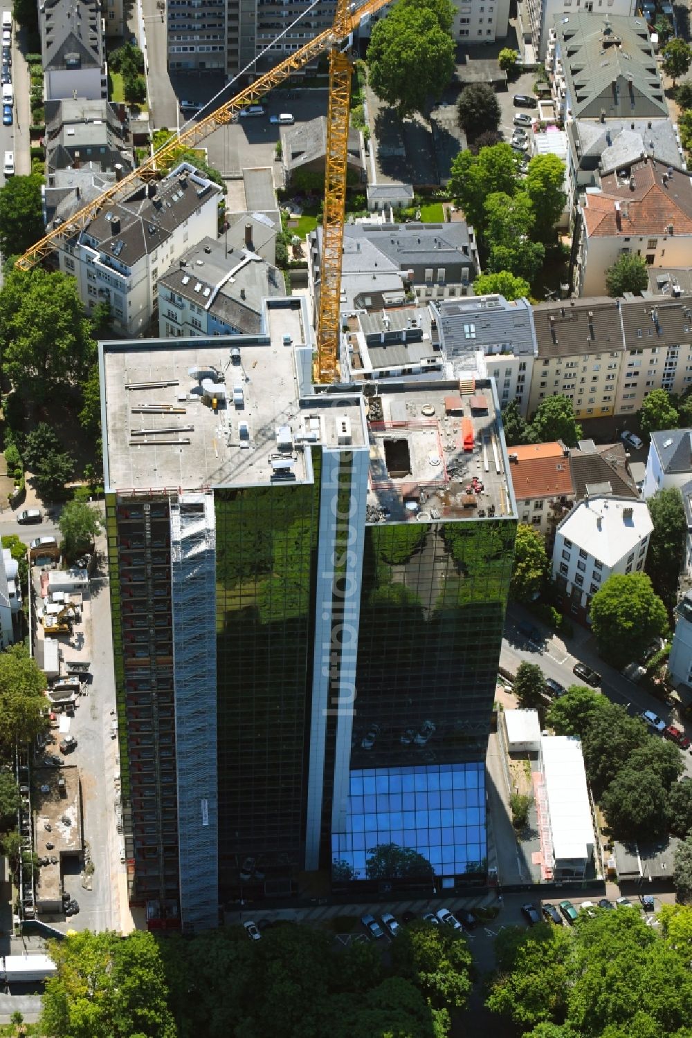Luftaufnahme Frankfurt am Main - Umbau und Sanierung des Hochhaus- Gebäude 160 PARK VIEW in Frankfurt am Main im Bundesland Hessen, Deutschland