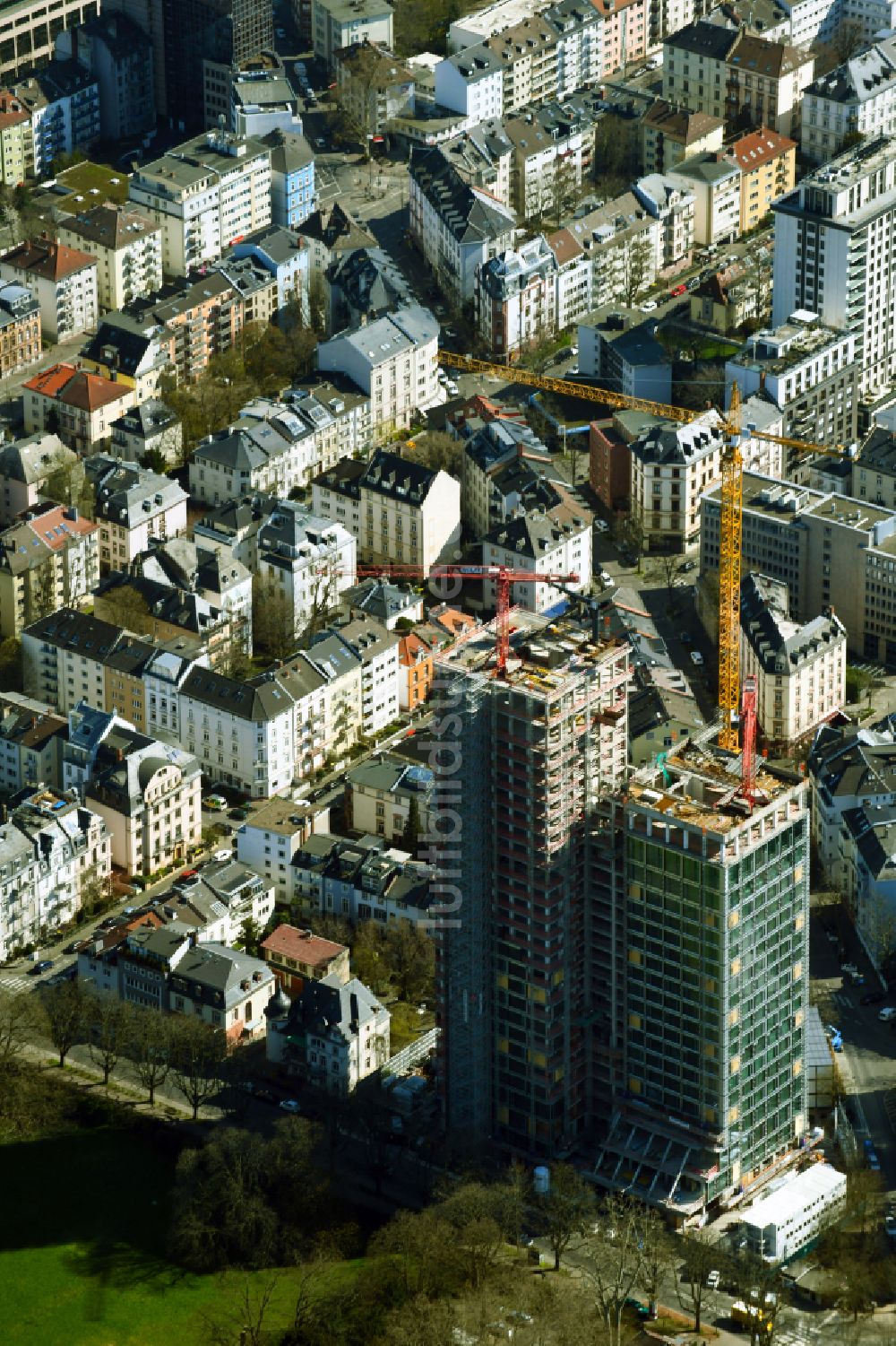 Frankfurt am Main von oben - Umbau und Sanierung des Hochhaus- Gebäude 160 PARK VIEW in Frankfurt am Main im Bundesland Hessen, Deutschland