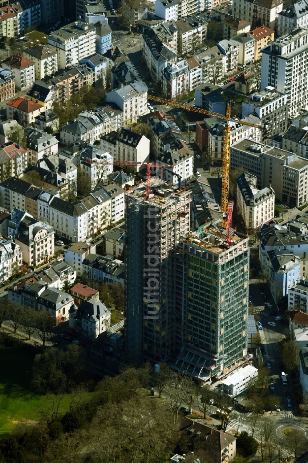Frankfurt am Main aus der Vogelperspektive: Umbau und Sanierung des Hochhaus- Gebäude 160 PARK VIEW in Frankfurt am Main im Bundesland Hessen, Deutschland