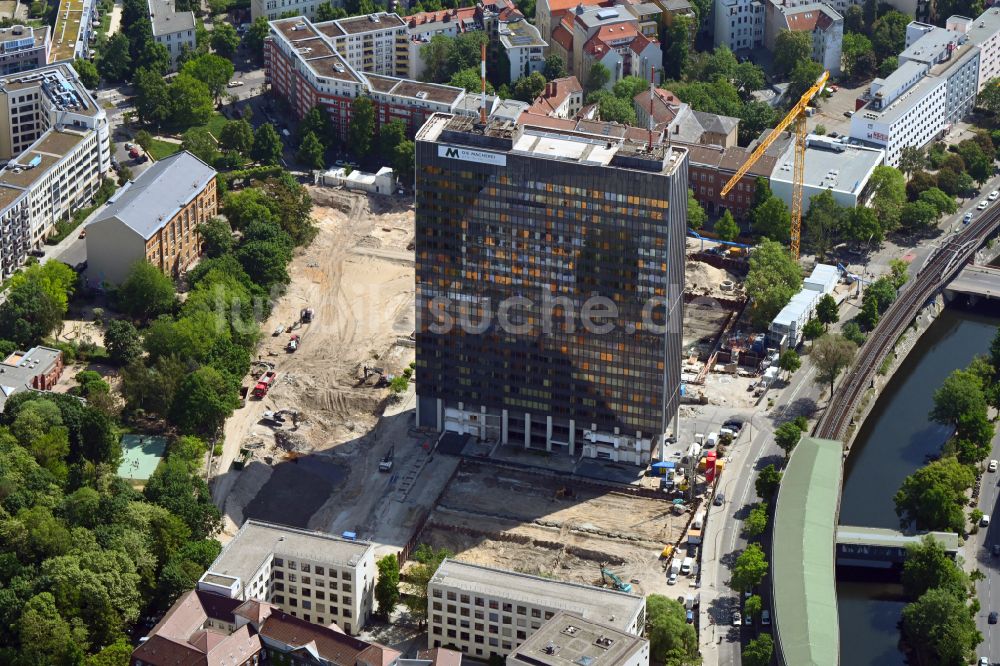 Luftaufnahme Berlin - Umbau und Sanierung des Hochhaus- Gebäude auf dem Postscheckamt-Areal im Ortsteil Kreuzberg in Berlin, Deutschland