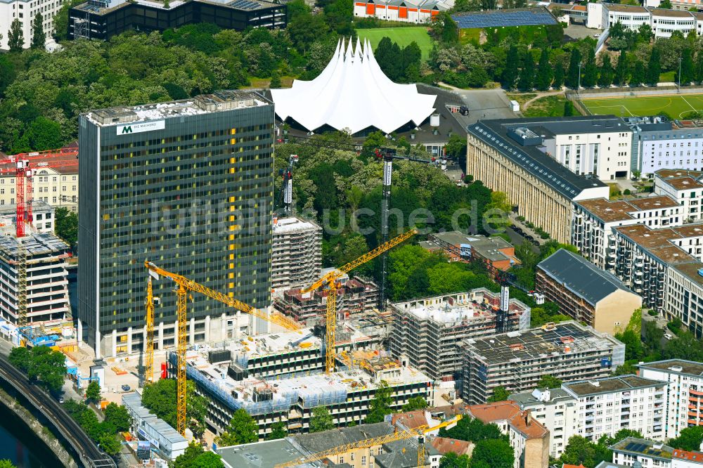 Luftbild Berlin - Umbau und Sanierung des Hochhaus- Gebäude auf dem Postscheckamt-Areal im Ortsteil Kreuzberg in Berlin, Deutschland