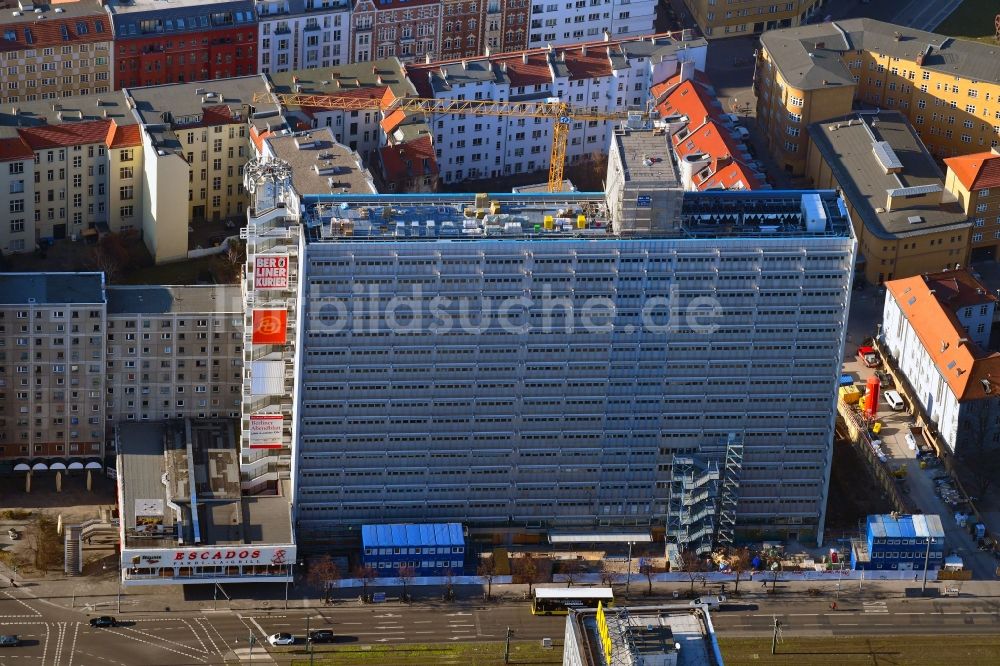 Berlin von oben - Umbau und Sanierung des Hochhaus- Gebäude Pressehaus am Alexanderplatz in Mitte in Berlin, Deutschland