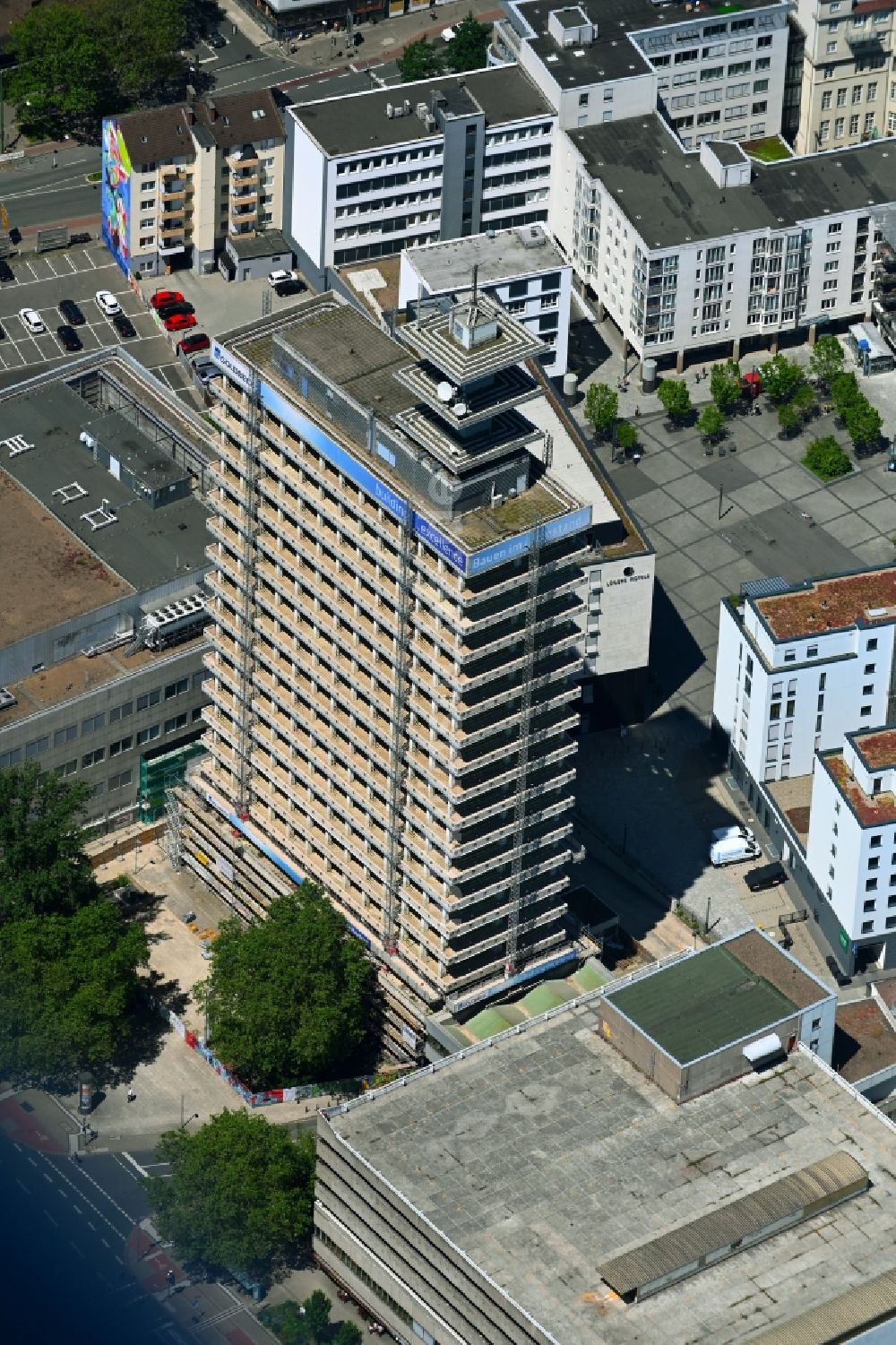 Bielefeld von oben - Umbau und Sanierung des Telekom - Hochhaus am Kesselbrink in Bielefeld im Bundesland Nordrhein-Westfalen, Deutschland