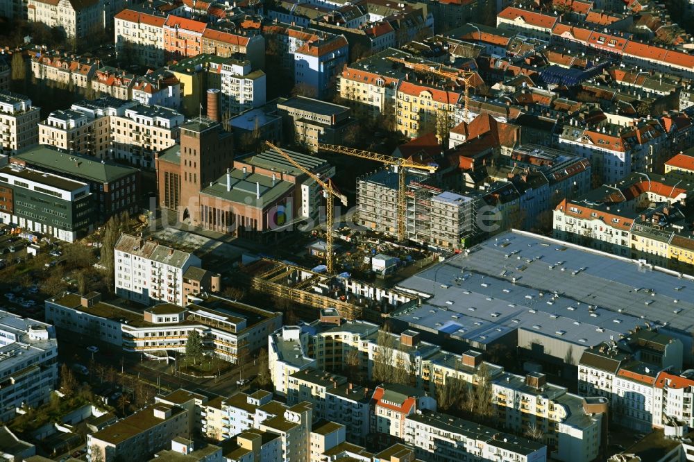 Luftbild Berlin - Umbau und Sanierung des Werksgelände der Fassladehalle der ehemaligen Kindl-Brauerei Neukölln in Berlin, Deutschland