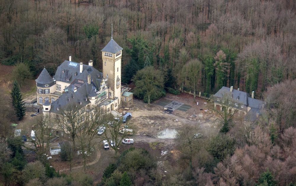 Duisburg aus der Vogelperspektive: Umbau des schlossartigen Landsitz Villa Haus Hartenfels im Stadtwald von Duisburger in Nordrhein-Westfalen NRW