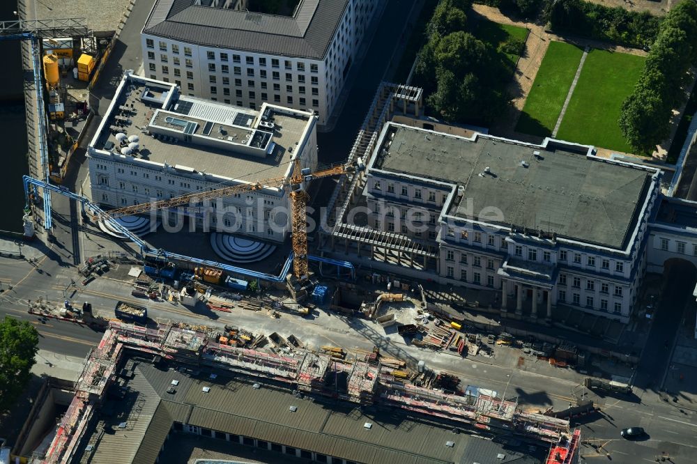Luftbild Berlin - Umbau der Straßenführung der bekannten Flaniermeile und Einkaufsstraße Unter den Linden im Ortsteil Mitte in Berlin, Deutschland