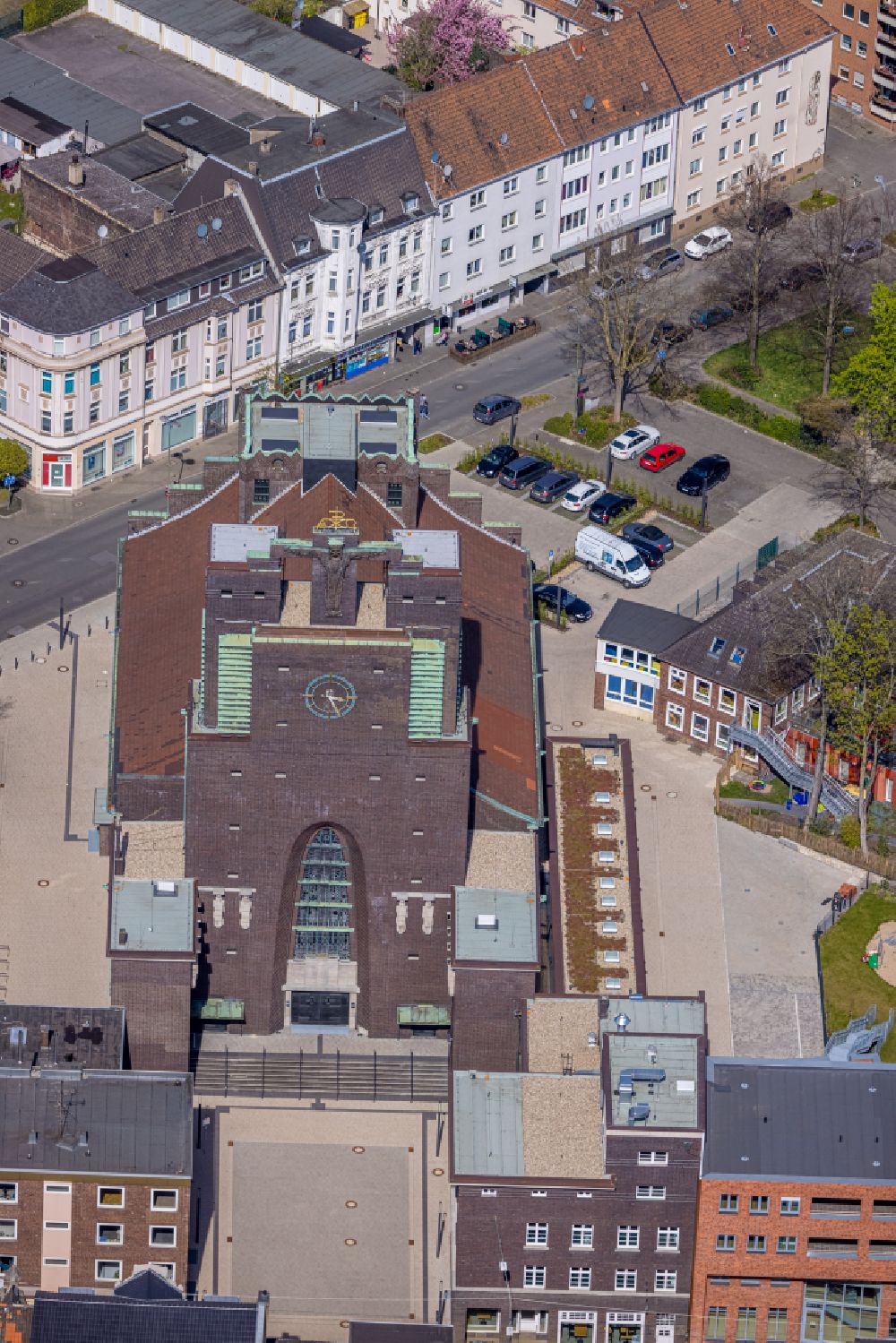 Luftaufnahme Gelsenkirchen - Umbauarbeiten am Kirchengebäude Heilig-Kreuz-Kirche in Gelsenkirchen im Bundesland Nordrhein-Westfalen, Deutschland