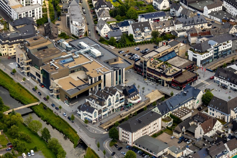 Meschede aus der Vogelperspektive: Umgebautes Einkaufszentrum am Winziger Platz in Meschede im Bundesland Nordrhein-Westfalen, Deutschland