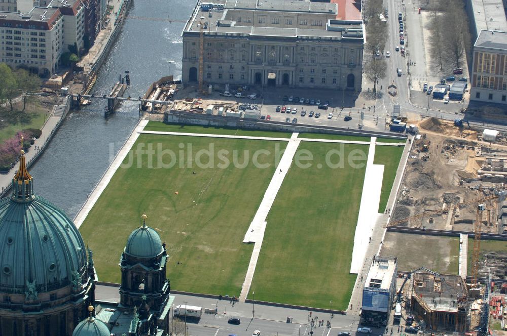 Luftbild Berlin - Umgestaltung und Bauvorbereitungen am Schlossplatz in Berlin