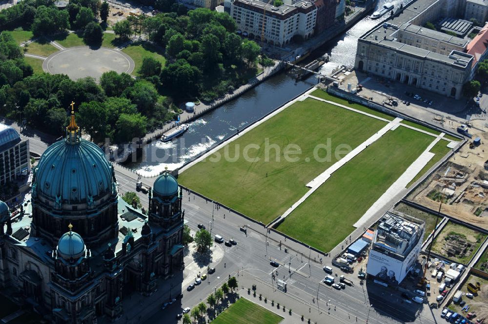 Berlin Mitte aus der Vogelperspektive: Umgestaltung und Bauvorbereitungen am Schlossplatz in Berlin - Mitte