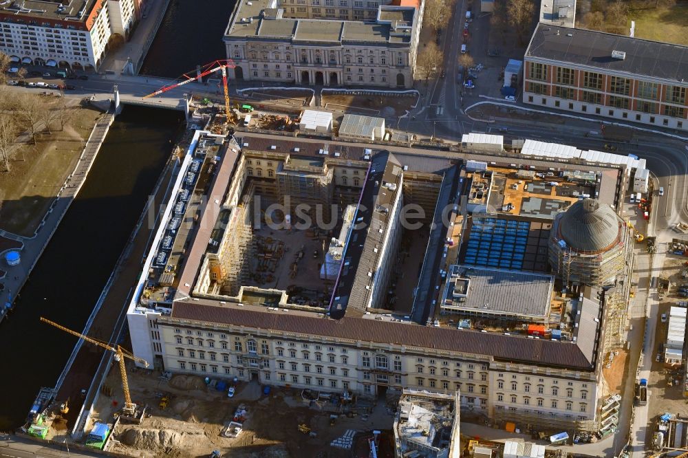 Luftbild Berlin - Umgestaltung des Schlossplatz durch die Baustelle zum Neubau des Humboldt - Forums in Berlin - Mitte