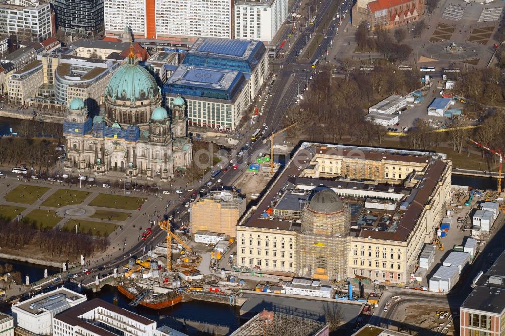 Luftaufnahme Berlin - Umgestaltung des Schlossplatz durch die Baustelle zum Neubau des Humboldt - Forums in Berlin - Mitte