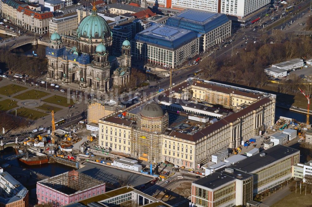 Berlin von oben - Umgestaltung des Schlossplatz durch die Baustelle zum Neubau des Humboldt - Forums in Berlin - Mitte