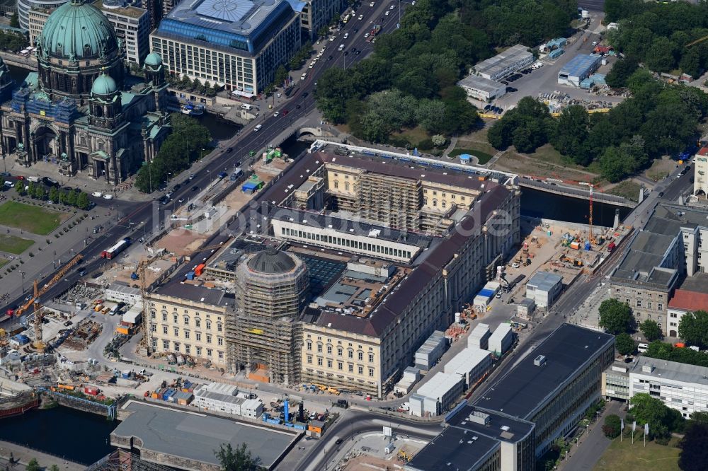 Luftaufnahme Berlin - Umgestaltung des Schlossplatz durch die Baustelle zum Neubau des Humboldt - Forums in Berlin - Mitte