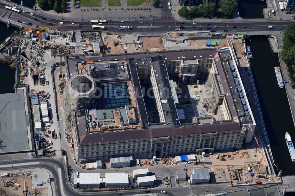 Berlin aus der Vogelperspektive: Umgestaltung des Schlossplatz durch die Baustelle zum Neubau des Humboldt - Forums in Berlin - Mitte