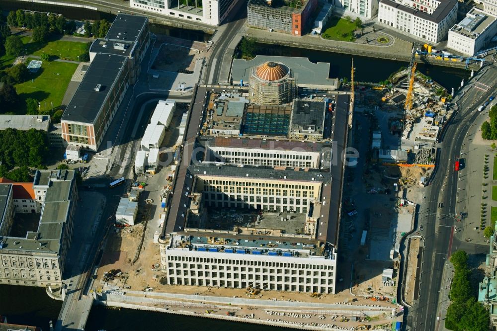 Luftaufnahme Berlin - Umgestaltung des Schlossplatz durch die Baustelle zum Neubau des Humboldt - Forums in Berlin - Mitte