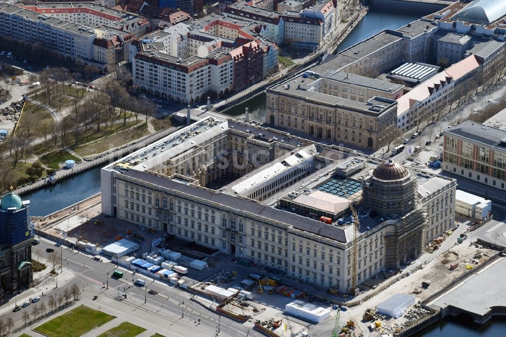 Berlin aus der Vogelperspektive: Umgestaltung des Schlossplatz durch die Baustelle zum Neubau des Humboldt - Forums in Berlin - Mitte