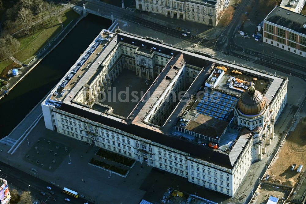 Luftbild Berlin - Umgestaltung des Schlossplatz durch die Baustelle zum Neubau des Humboldt - Forums in Berlin - Mitte