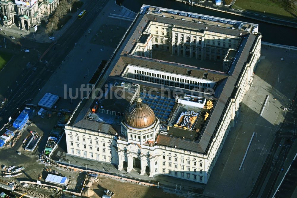 Berlin von oben - Umgestaltung des Schlossplatz durch die Baustelle zum Neubau des Humboldt - Forums in Berlin - Mitte