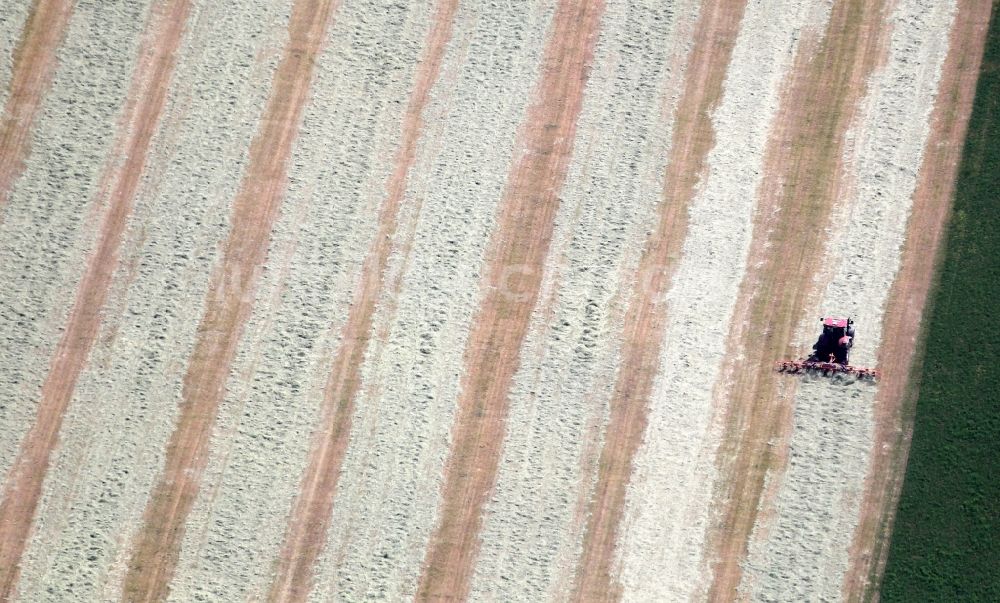Alperstedt aus der Vogelperspektive: Umpflugarbeiten und Umschichtung der Erde durch einen Traktor mit Pflug auf landwirtschaftlichen Feldern in Alperstedt im Bundesland Thüringen, Deutschland