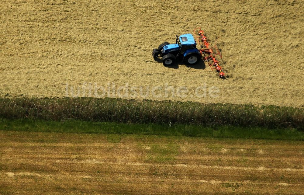 Luftaufnahme Freyburg (Unstrut) - Umpflugarbeiten und Umschichtung der Erde durch einen Traktor mit Pflug auf landwirtschaftlichen Feldern in Freyburg (Unstrut) im Bundesland Sachsen-Anhalt, Deutschland