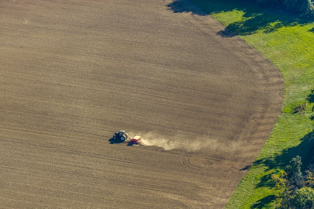 Luftaufnahme Gehrden - Umpflugarbeiten und Umschichtung der Erde durch einen Traktor mit Pflug auf landwirtschaftlichen Feldern in Gehrden im Bundesland Nordrhein-Westfalen, Deutschland