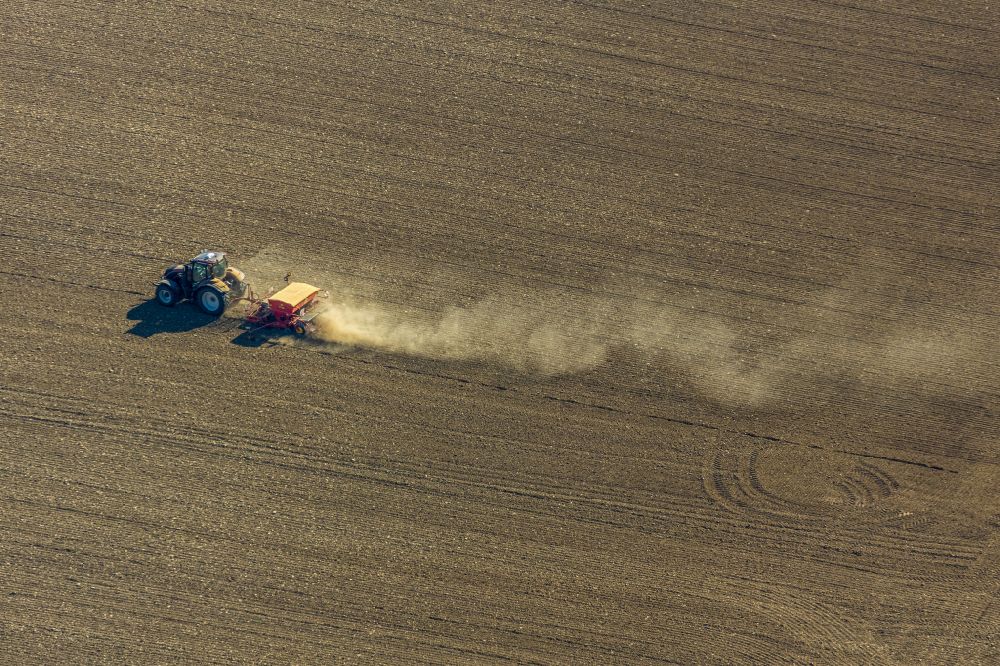 Gehrden von oben - Umpflugarbeiten und Umschichtung der Erde durch einen Traktor mit Pflug auf landwirtschaftlichen Feldern in Gehrden im Bundesland Nordrhein-Westfalen, Deutschland