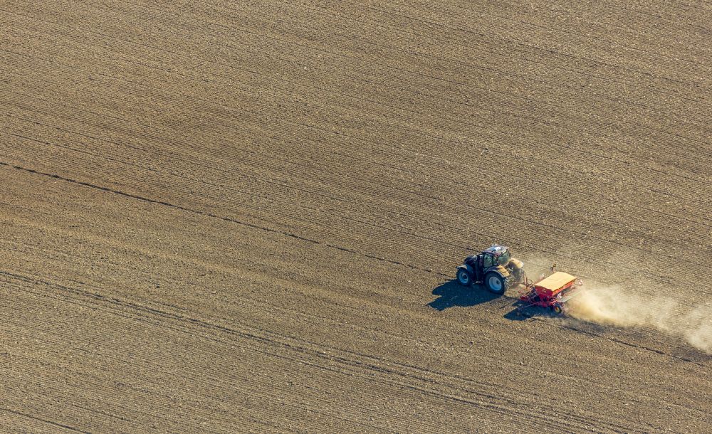 Gehrden aus der Vogelperspektive: Umpflugarbeiten und Umschichtung der Erde durch einen Traktor mit Pflug auf landwirtschaftlichen Feldern in Gehrden im Bundesland Nordrhein-Westfalen, Deutschland