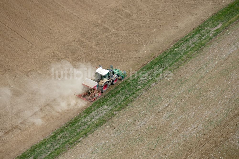 Luftaufnahme Gleichen - Umpflugarbeiten und Umschichtung der Erde durch einen Traktor mit Pflug auf landwirtschaftlichen Feldern in Gleichen im Bundesland Niedersachsen, Deutschland